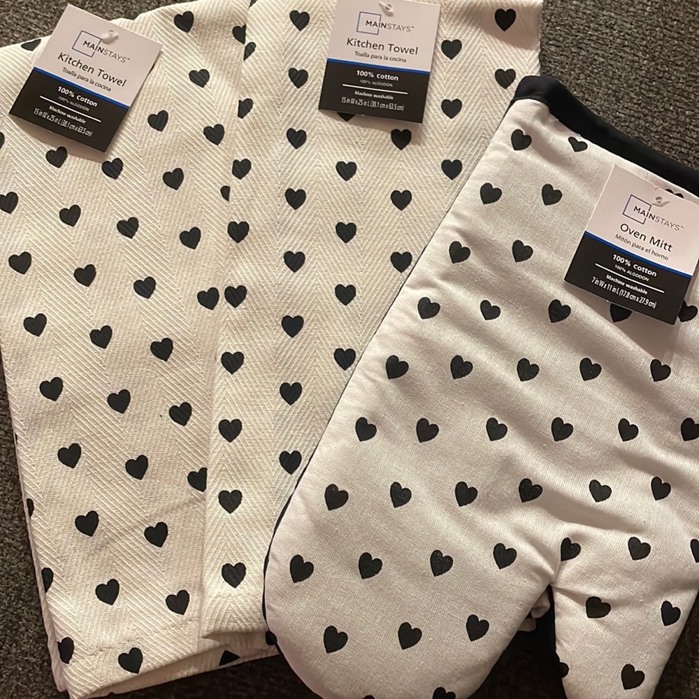Lot of 2 kitchen towels and matching oven mitt. Black and white hearts.